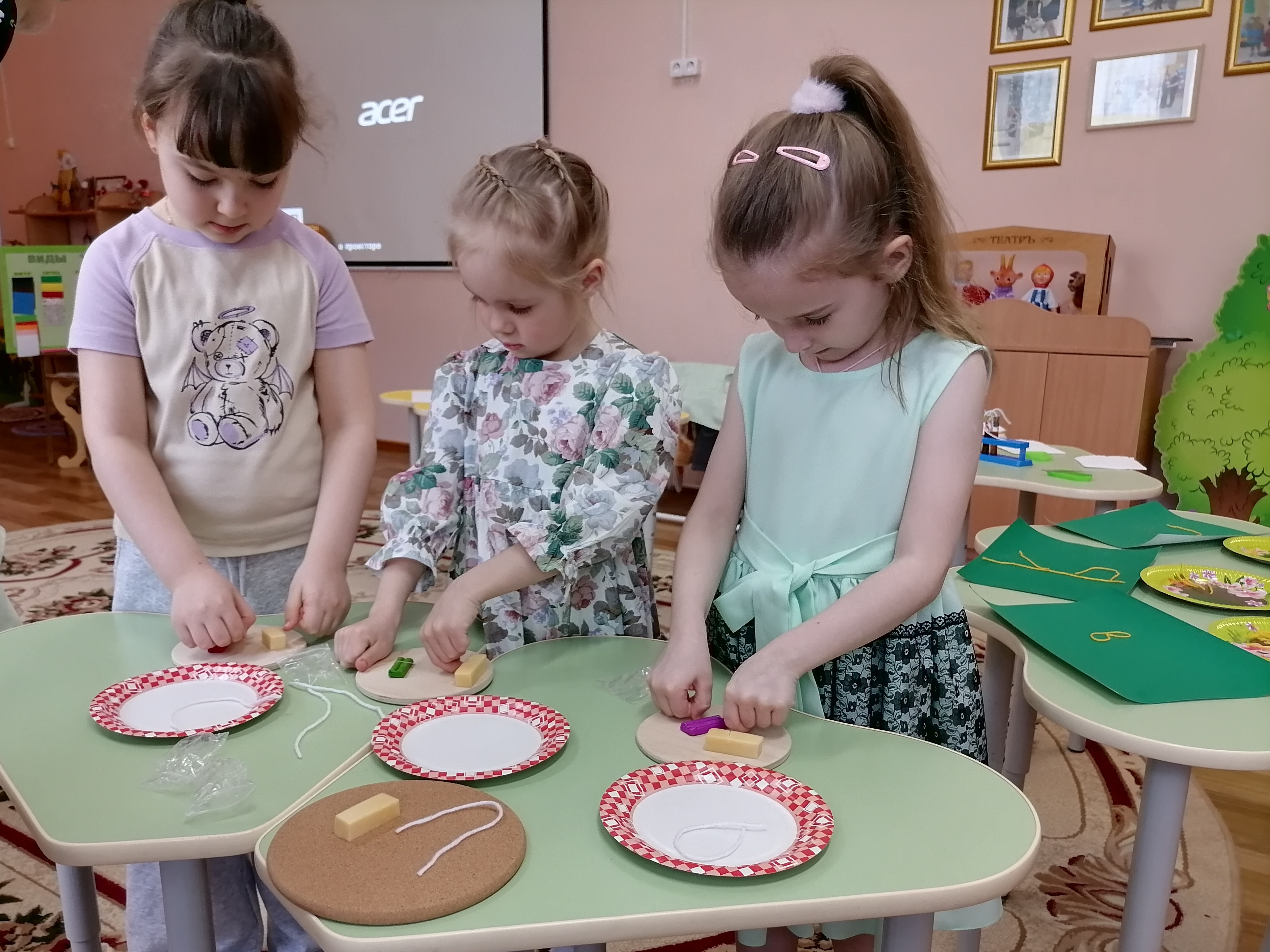 Девочки на подгрупповом занятии